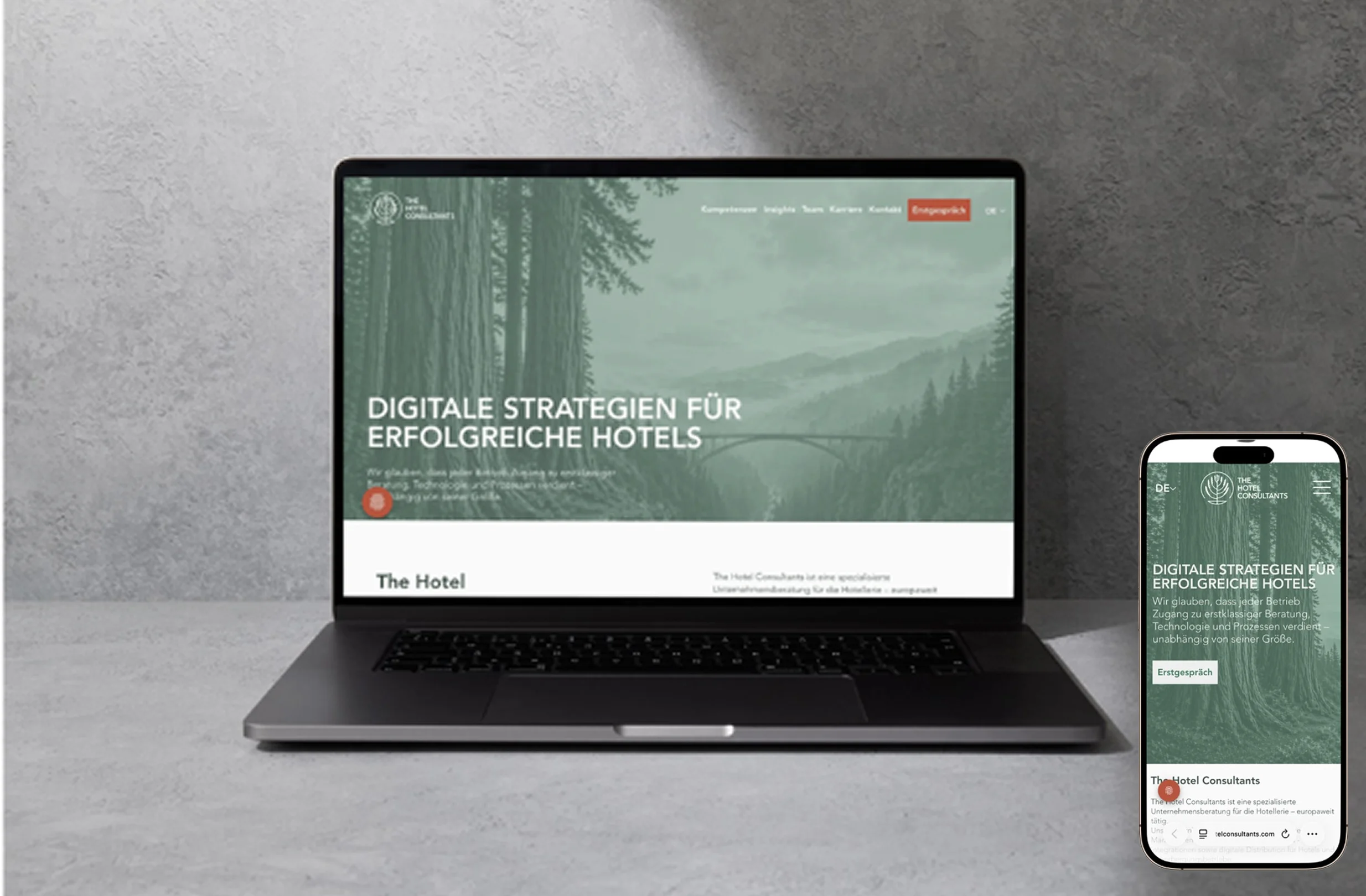 Laptop und Handy zeigen Website von The Hotel Consultants